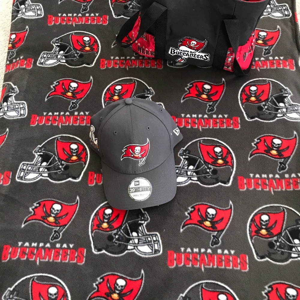 Sports Bag,Cap, and Blanket Bundle - Picture 4 of 5